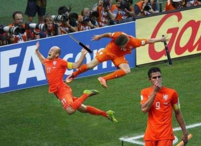 九游APP下载-体坛加对谈亨特拉尔的背景知识: 荷兰三棍客来历