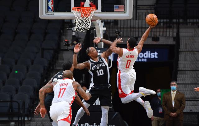 九游游戏-斩获后哈登时代首胜！伍德显核心风范火箭终回正轨