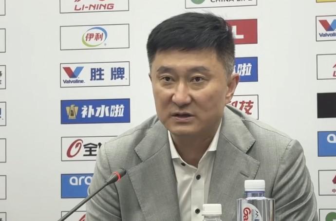杜锋:球队现在很困难,徐杰和胡明轩身体不适依然坚持了下来